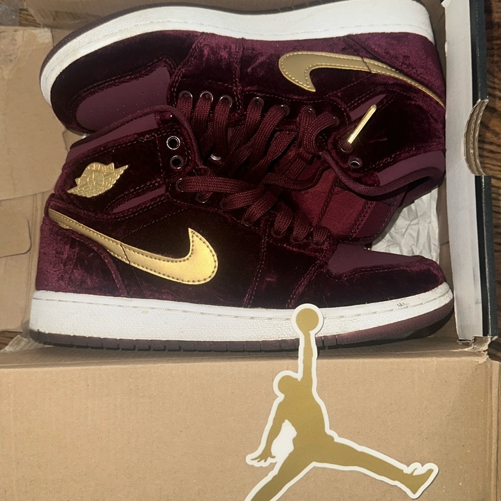 Air Jordan 1 Retro Hi Premium Heiress Night Maroon